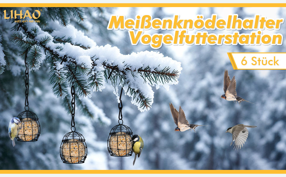 Set aus 6 tonnenförmigen Vogelhäuschen, die an verschneiten Tannenzweigen hängen. Kleine Vögel sitzen auf den mit Samenkugeln gefüllten Futterhäuschen und fliegen in der Nähe