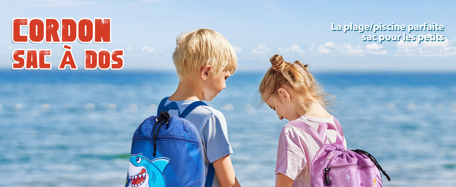 Deux enfants portant des sacs à dos sur une plage. Garçon avec sac à dos bleu, fille avec sac à dos rose. Texte « CORDON SAC À DOS » visible.