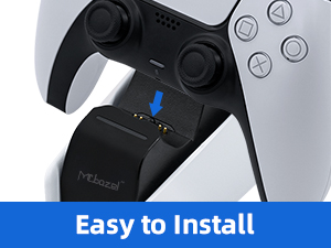 Gros plan d'une station de chargement de manette de jeu noire connectée à une manette de jeu blanche. Le voyant bleu indique l'état de charge.