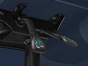 Detailný záber čierneho upevňovacieho mechanizmu s pružinovou nastavovacou rukoväťou a modrým akcentom, zobrazujúci mechanické upevňovacie komponenty na tmavom pozadí