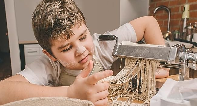 Sailnovo Pasta Machine Pasta Maker, 180 Aluminum Alloy Manual Pasta Roller with 9 Adjustable Thickness Settings and 2 Cutter, Perfect for Spaghetti, Fettuccini, Lasagna, or Dumpling Skins, Gift 27 Tips for First Time Use