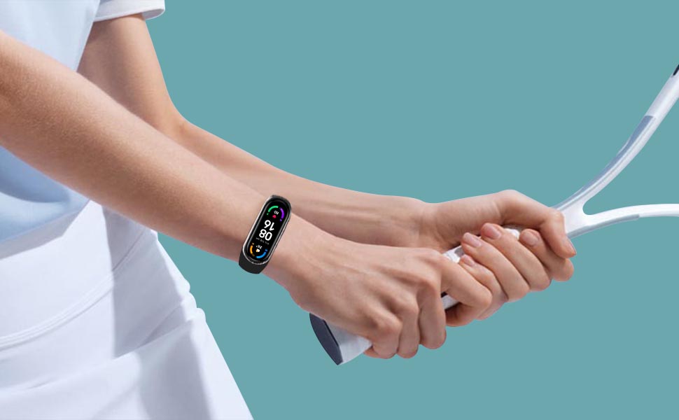 Deux mains saisissant une corde blanche sur fond bleu sarcelle. L'un des poignets porte un bracelet d'activité ou une montre intelligente noire.