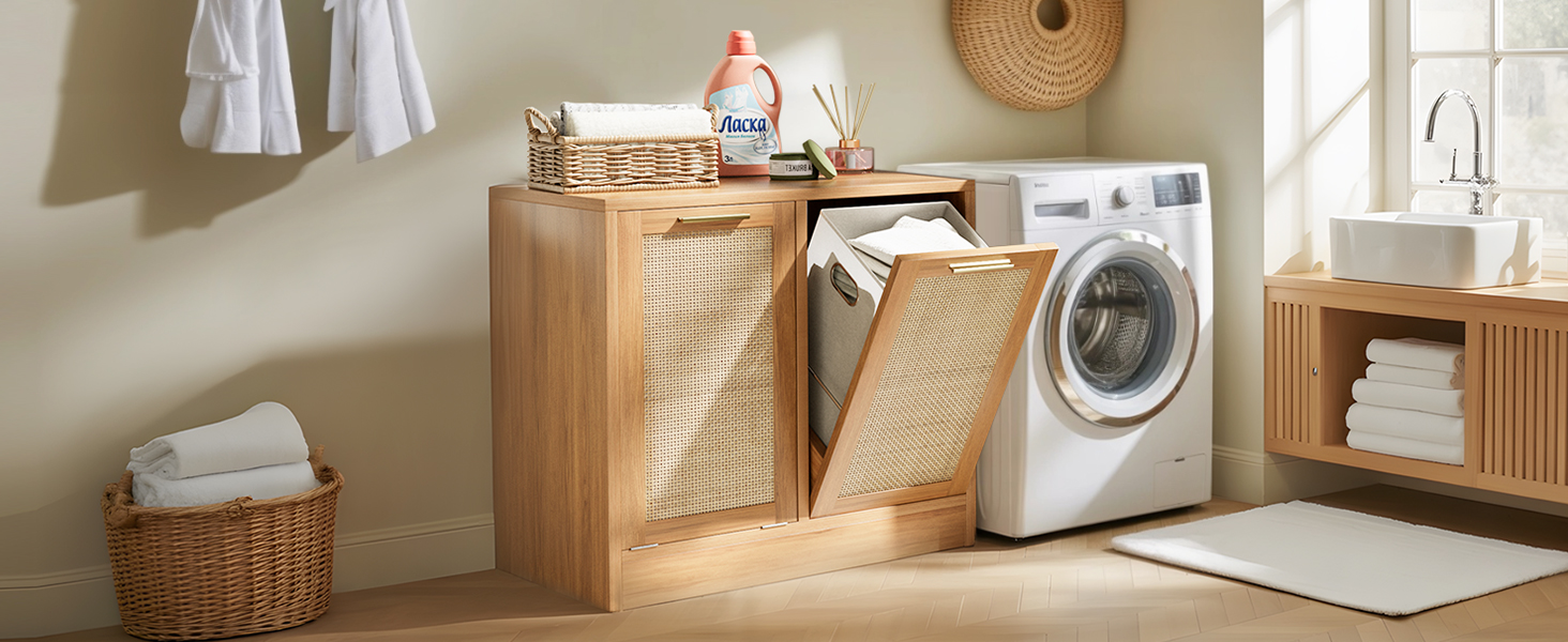 Waschküche mit Holzschrank, in dem sich Waschmaschine, Weidenwäschekorb, Waschmittelflasche und weiße Handtücher verstecken. Verfügt über eine Frontlader-Waschmaschine und natürliche Holzakzente