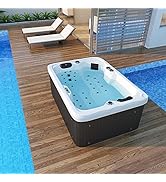 Moderner Whirlpool im Freien mit blauer LED-Beleuchtung und mehreren Düsen, installiert auf einer Holzterrasse neben dem Pool. Weißes und dunkelgraues Design
