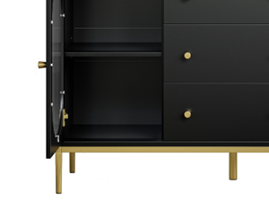 Nahaufnahme eines schwarzen Schranks mit offener Tür, der Innenregale zum Vorschein bringt. Goldfarbene Beschläge sind auf der Außenseite sichtbar.