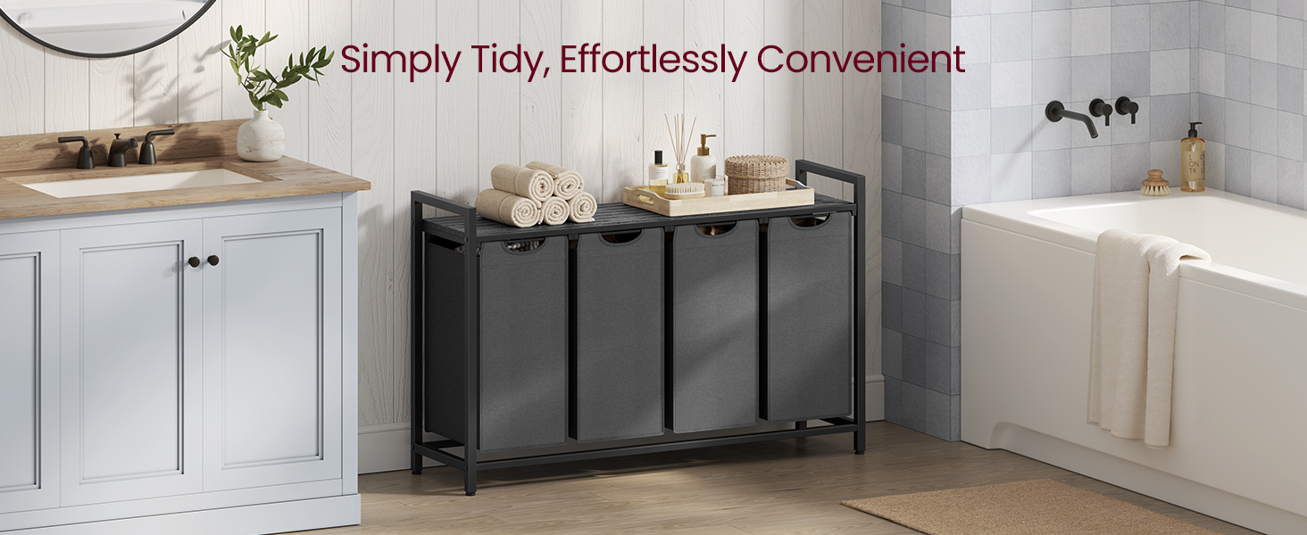 Fürdőszobai tárolási megoldás, amelyen szürke szennyestartók láthatók fémkereten, fehér szekrények és kád mellett.