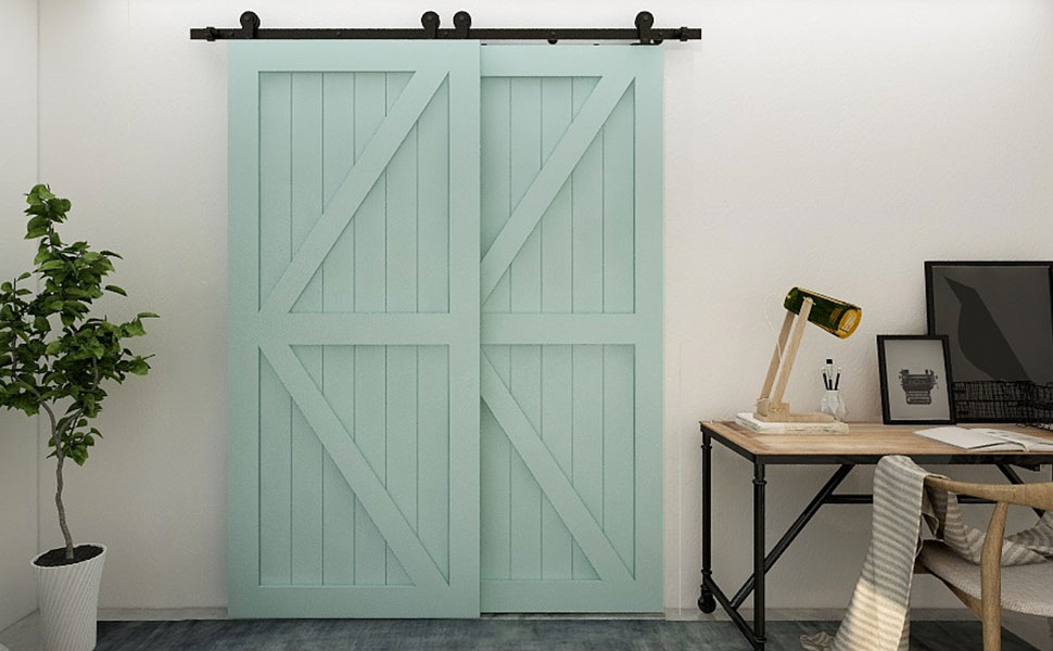 eine blaue Schiebetür in einem Raum.