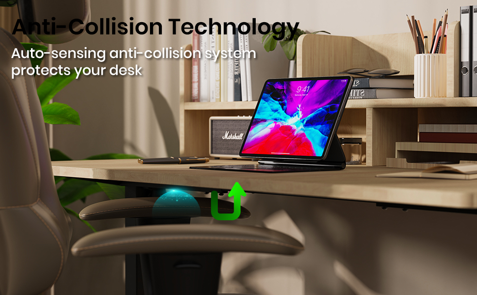 ein Schreibtisch mit einem Laptop und einem Stuhl