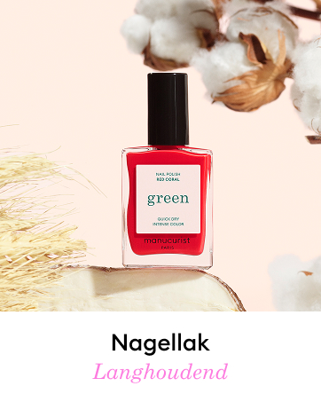 Bright red nail polish bottle labeled 'green' on beige surface. Cotton bolls and wheat stalks in background. Text below reads 'Nagellak Langhoudend'.