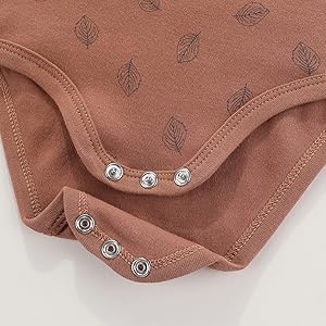 Presentation of the crotch snap fastening of the jumpsuit