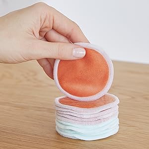 I cuscinetti per la rimozione del trucco LIVAIA su una pila. La parte superiore è arancione, la parte inferiore verde
