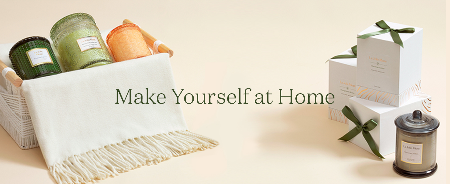 Home Spa avec le texte « Make Yourself at Home » sur le contenant. Contient des produits pour le bain, une bougie et une serviette blanche à franges.