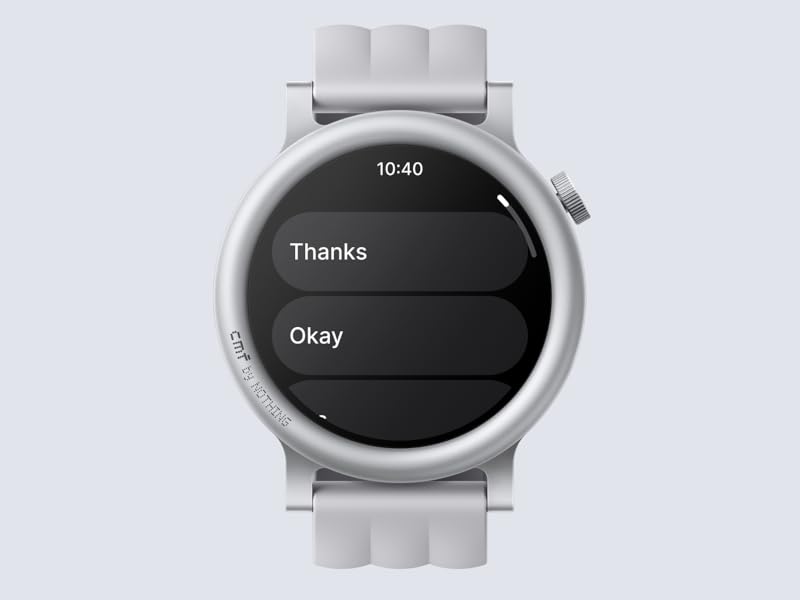 El texto dice «Solo» y «Gracias» en lo que parece ser una interfaz de reloj inteligente o dispositivo digital con carcasa blanca/plateada.