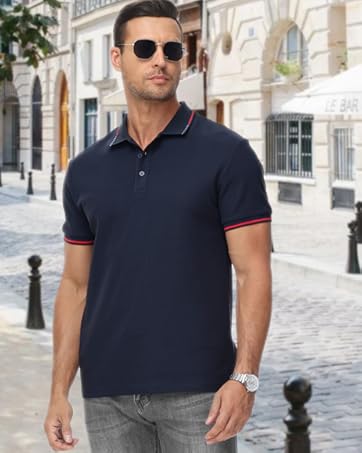 Marineblaues Poloshirt mit kontrastierenden Borten an Kragen und Ärmeln, gezeigt in urbaner Outdoor-Umgebung.