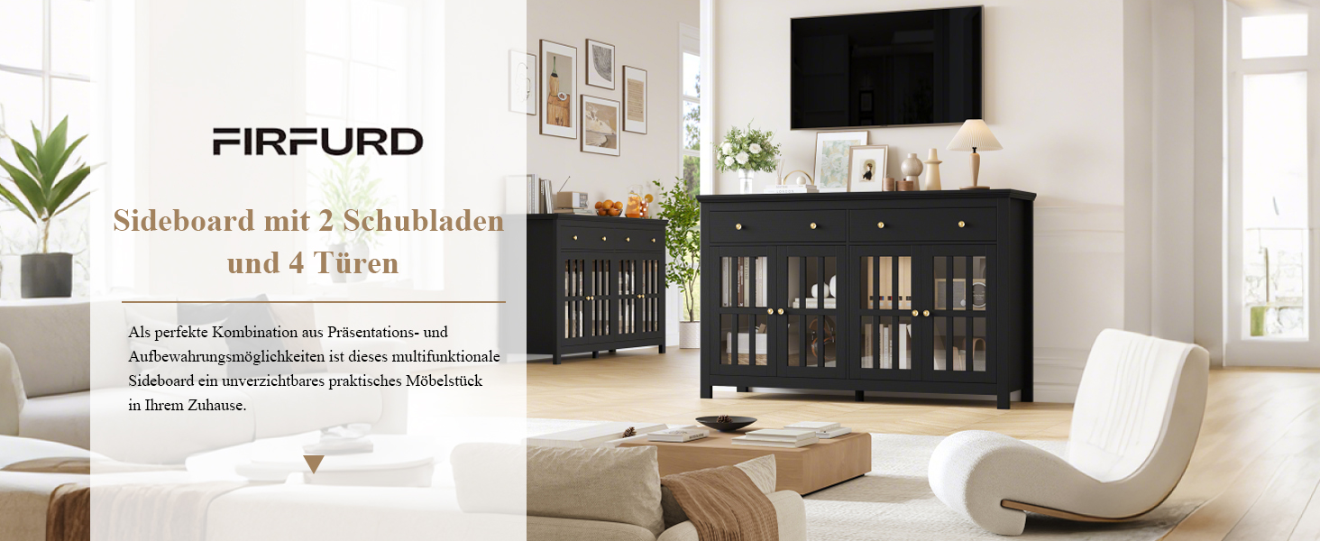 Schwarzes Sideboard aus Holz mit Glastüren und Schubladen. Es befindet sich in einem Wohnzimmer mit einem montierten Fernseher darüber und Dekorationsgegenständen auf der Oberseite
