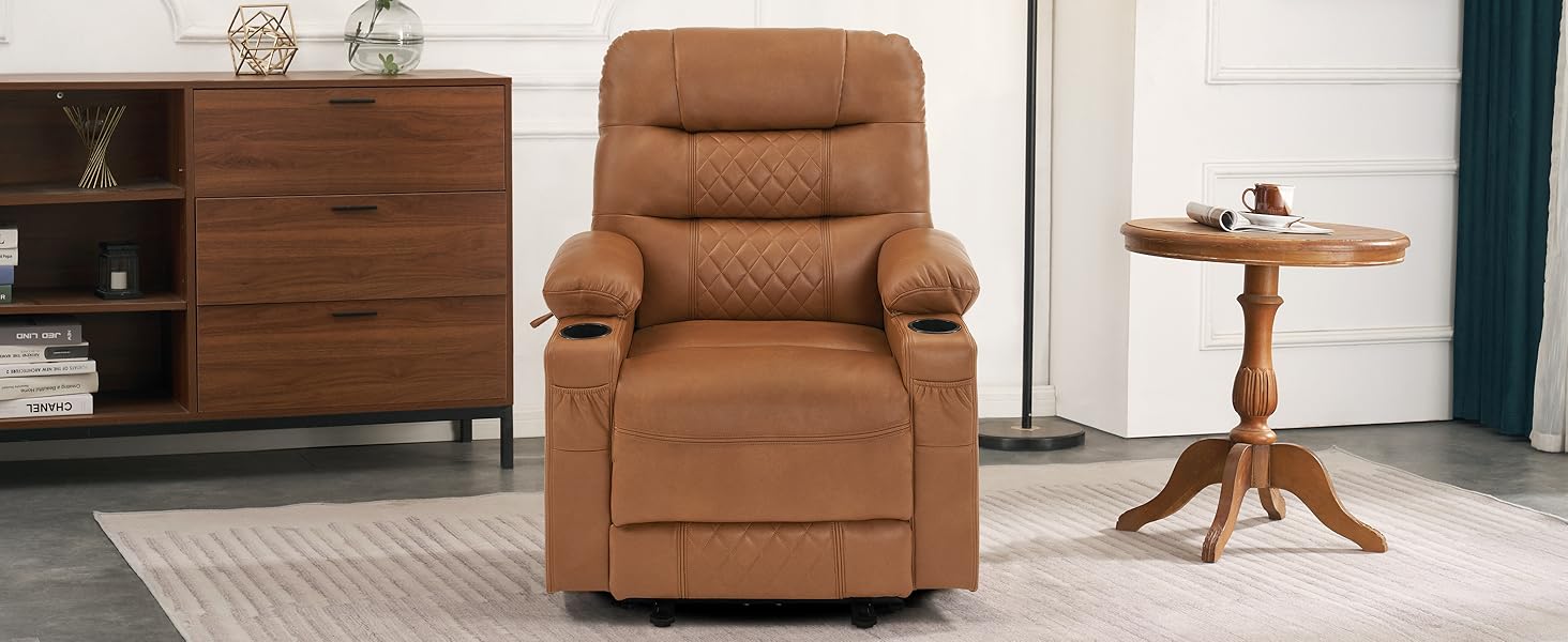 Brauner Ledersessel im Wohnzimmer, neben einem hölzernen Beistelltisch positioniert. Dunkler Holzschrank im Hintergrund sichtbar