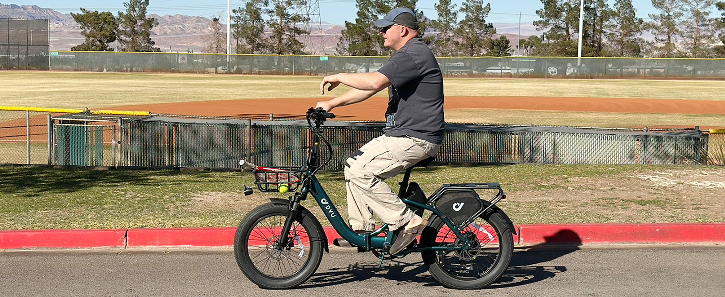 Serie von Aufnahmen, die ein liegendes Fahrrad zeigen, das auf einem asphaltierten Weg gefahren wird, mit Bäumen und Zäunen im Hintergrund.