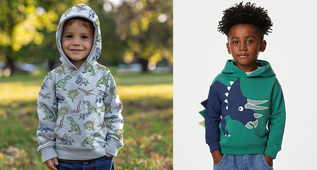 Zwei Kapuzen-Sweatshirts für Kinder — eines mit Dinosaurier-Printmuster und eines in Grün mit nautischen