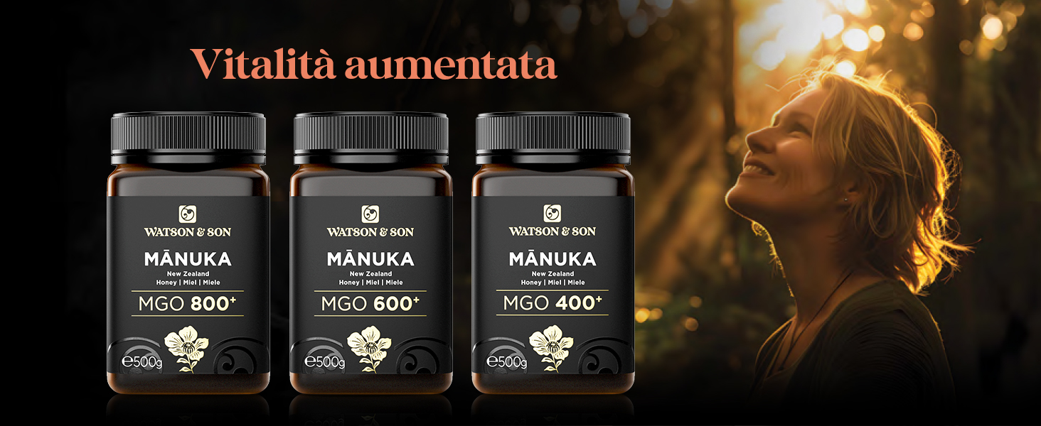 Tre flaconi di integratore neri identici etichettati come Manuka con classificazione MGO 400+, fotografati su una scena all'aperto retroilluminata.
