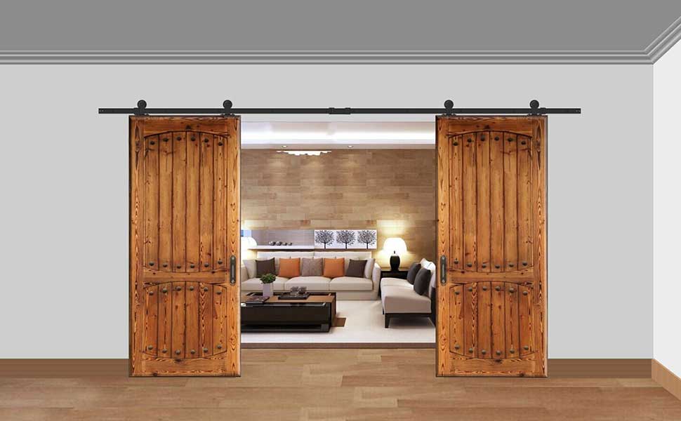 Das Scheunentor ist aus Holz gefertigt und besteht aus dickem, dunklem Holz.