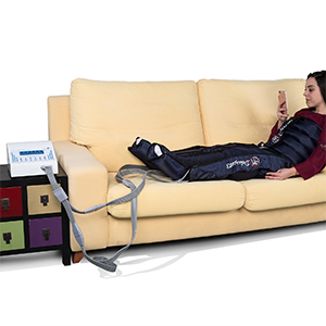 una mujer acostada en un sofá con un teléfono en la mano.