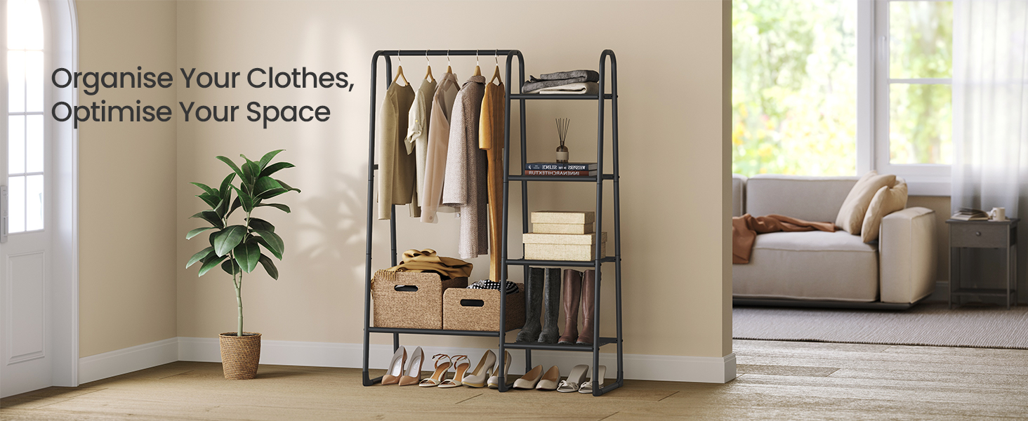 Ipari stílusú fém ruhaállvány többszintes ruháknak és cipőknek, tárolópolcokkal és egy akasztórúddal egy cserepes növény mellett.