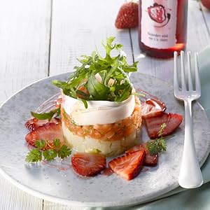 Image recette de salade d'asperges avec startares de saumon, fraises et vinaigre de fraise