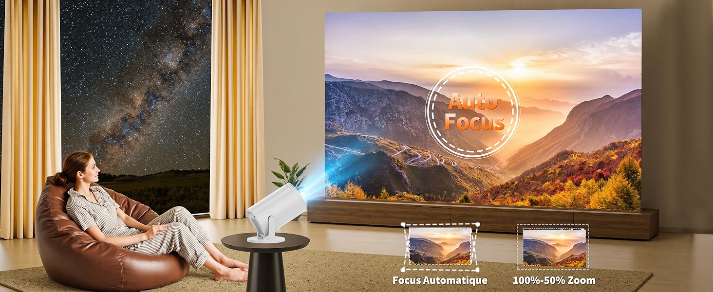 Grand téléviseur accroché au mur offrant une vue panoramique sur le coucher de soleil sur la montagne avec un ciel étoilé au-dessus. Chaise en cuir marron positionnée pour être regardée dans un salon moderne.