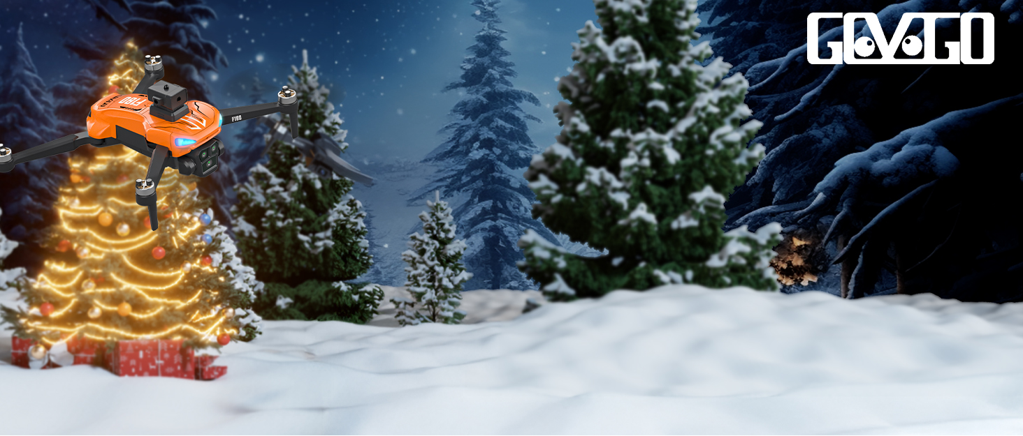 Elegante servizio da tavola con tovaglioli rosa, bicchieri e vegetazione di eucalipto disposti lungo una tovaglia bianca. Elemento decorativo blu chiaro visibile.