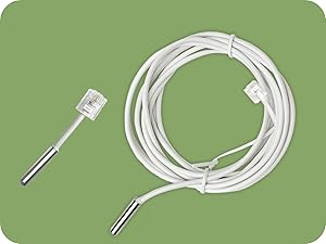 Weißes Temperaturfühlerkabel mit Metallspitzen und RJ-Stecker, auf grünem Hintergrund aufgewickelt