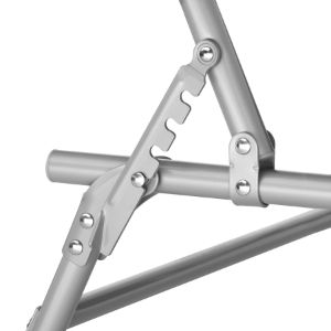 Primo piano di un meccanismo pieghevole in metallo con parti ad incastro, probabilmente parte di un dispositivo o struttura più grande