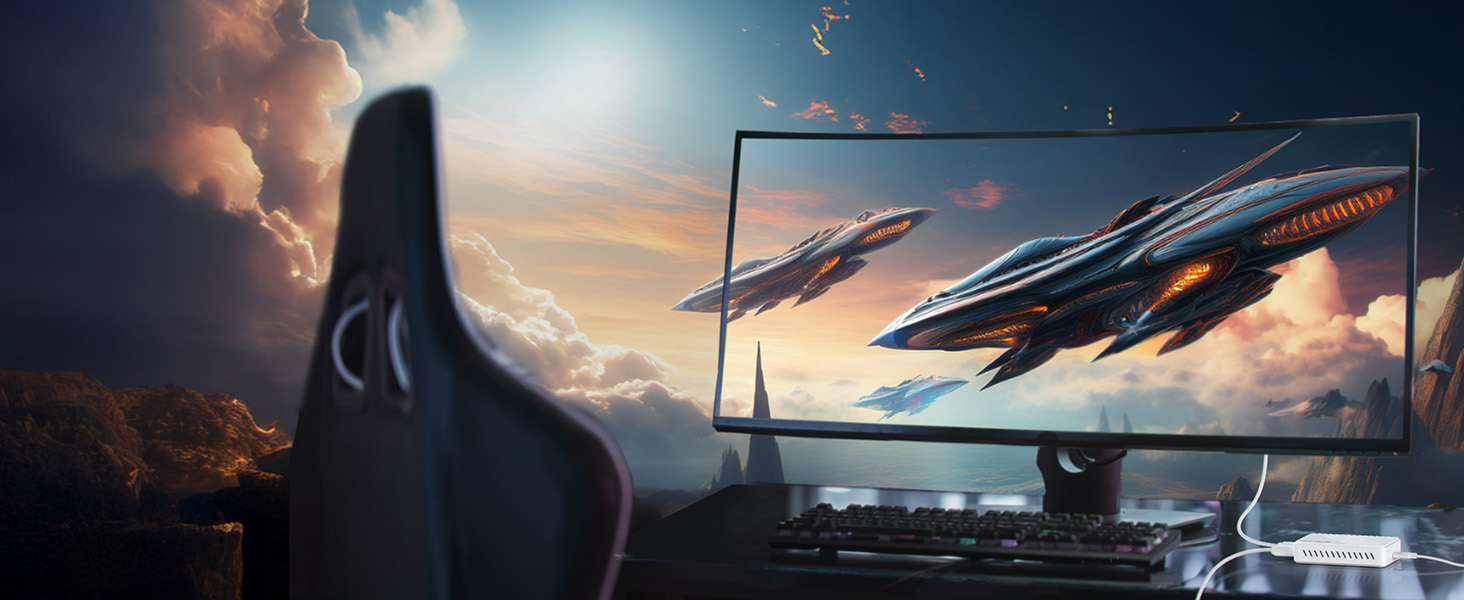 Ultrabreiter Gaming-Monitor, der Kampfflugzeuge vor einem Sonnenuntergangshimmel zeigt. Gaming-Stuhl im Vordergrund sichtbar. Die dramatische Beleuchtung betont den immersiven Aufbau