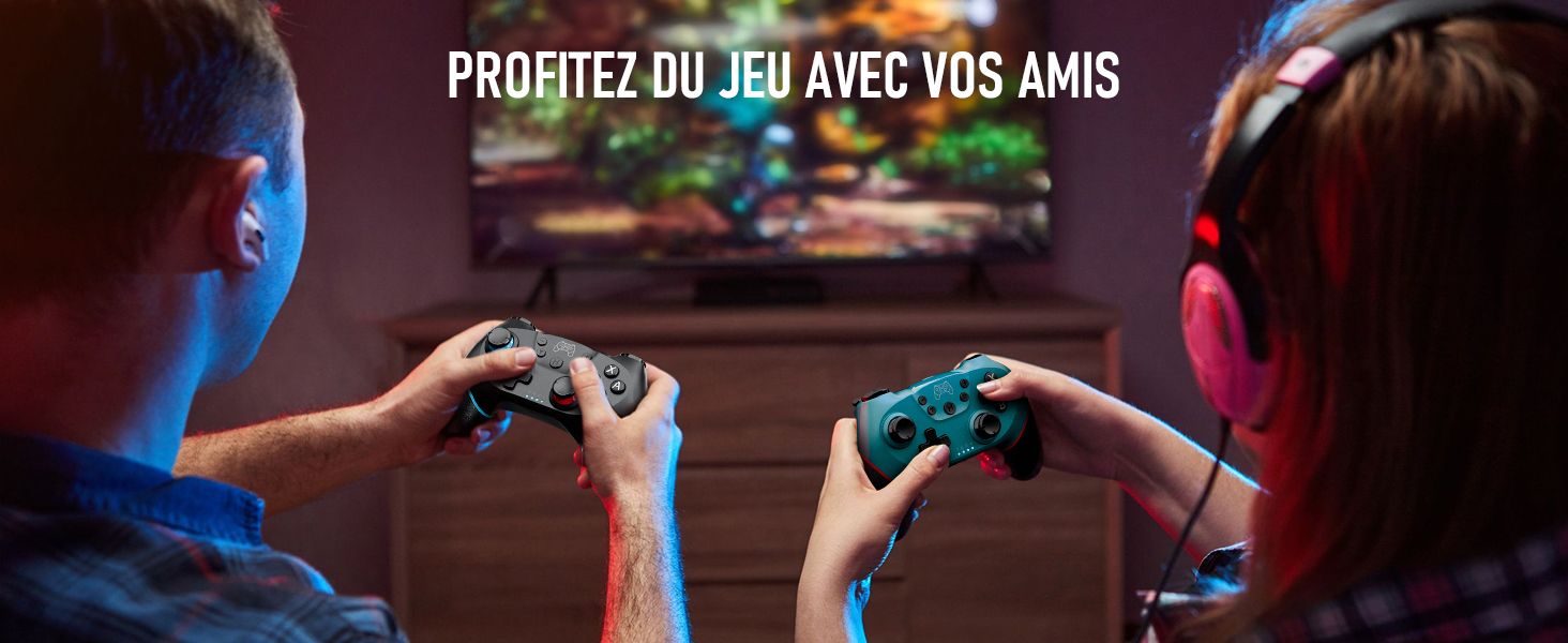 Deux personnes jouant à des jeux vidéo avec des manettes, face à un écran de télévision. La superposition de texte en français indique « Profitez du jeu avec vos amis » (Profitez du jeu avec