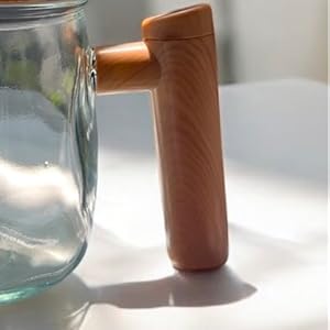 Self-stirring coffee mug with one-button mixing function, perfect for blending coffee on the go.