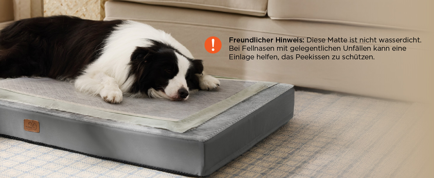 Produktvorführung in Nahaufnahme, bei der Hände auf einer ebenen Fläche arbeiten. Es sieht so aus, als ob es sich um einen Bau- oder Heimwerkerkontext handelt.