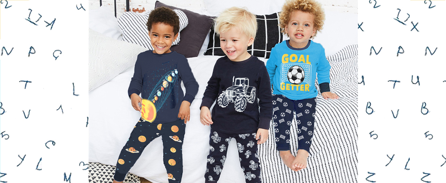 Pyjama-Kollektion für Kinder mit Weltraummotiven und Sportmustern auf marineblauem und hellblauem