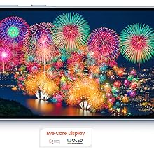 Fogos de artifício  urgem sobre uma paisagem urbana, vistos em um Galaxy A55 5G no Modo Paisagem.