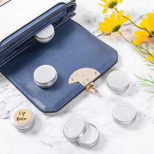 cosmetische potten in een zak