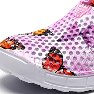 Atmungsaktives und schnell trocknendes Obermaterial mit Löchern