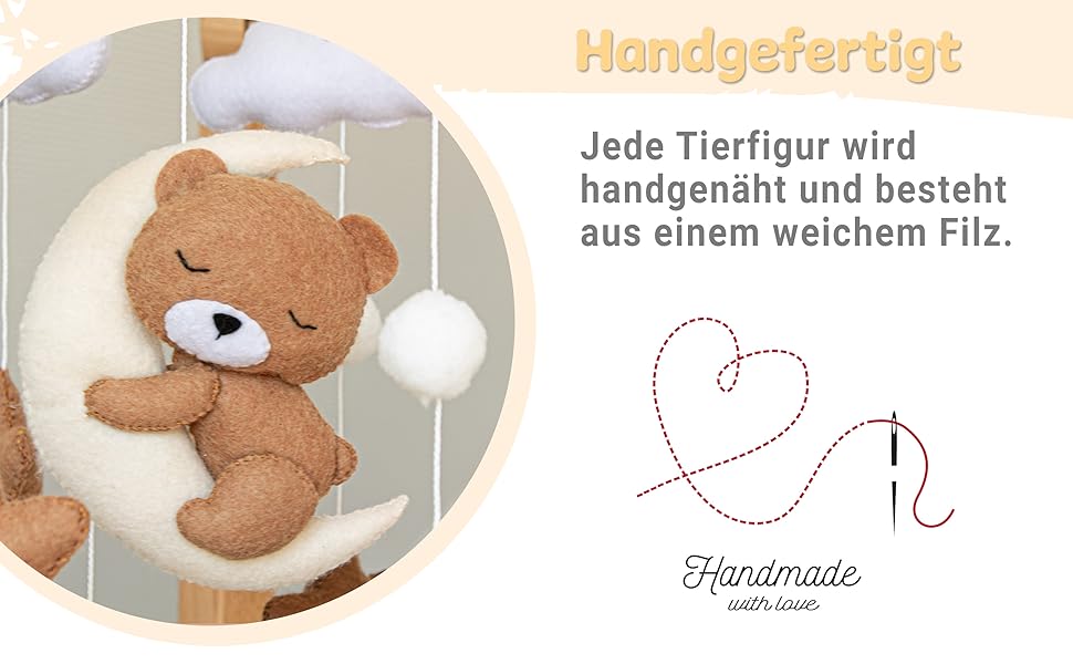 Handgefertigtes Teddybär-Handy/Dekoration mit weißen Pompons, abgebildet mit deutschem Text, der auf die handgefertigte Natur hinweist, und der Konstruktion aus weichem Filzmaterial