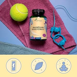 Le texte se lit comme suit : « SUPPLÉMENTS DE MAGNÉSIUM ». Disposition du produit avec bouteille de supplément, balle de tennis et écouteurs sur une serviette rose, avec trois icônes circulaires ci-dessous.