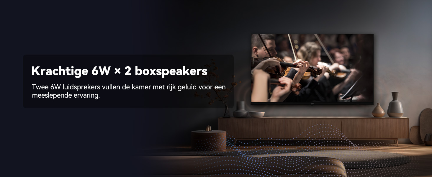 Grote tv met orkestprestaties, gemonteerd boven een houten kast. Tekstoplay:  Krachtige 6W x 2 boxspeakers��. Kamerinrichting met vazen en sfeerverlichting.