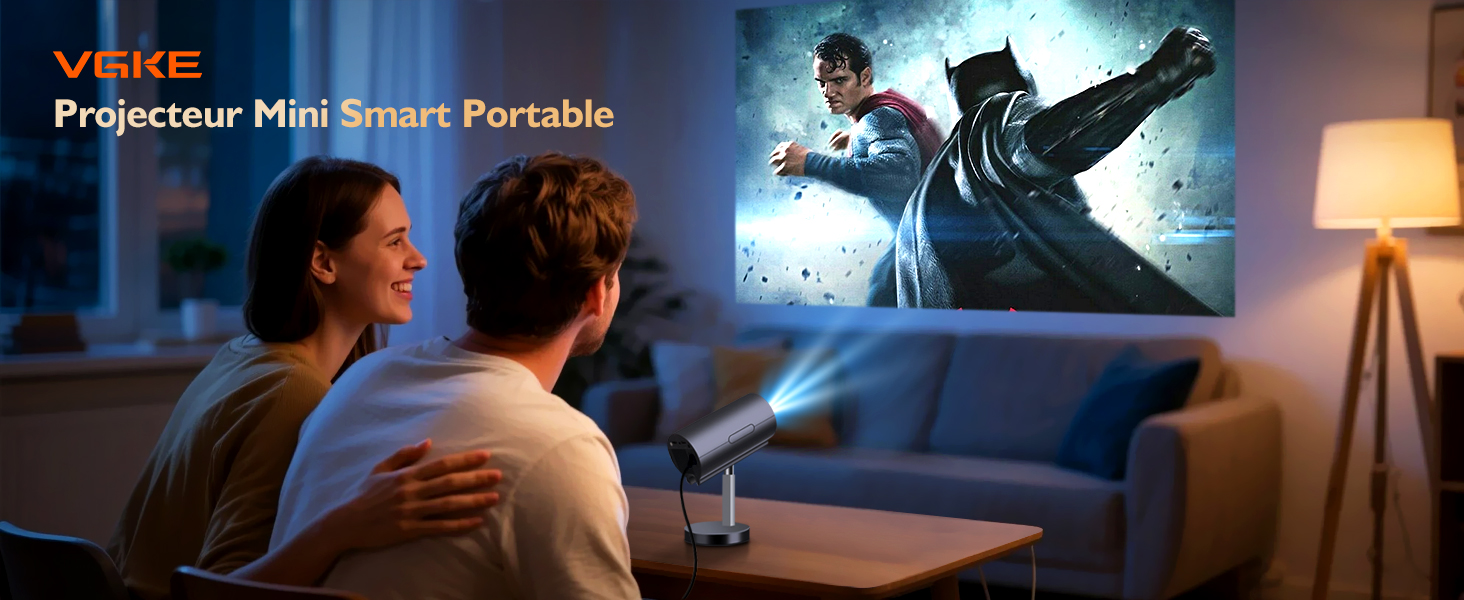 en cours d'utilisation, projetant une grande scène de film d'action sur un mur pendant qu'un couple regarde depuis un canapé