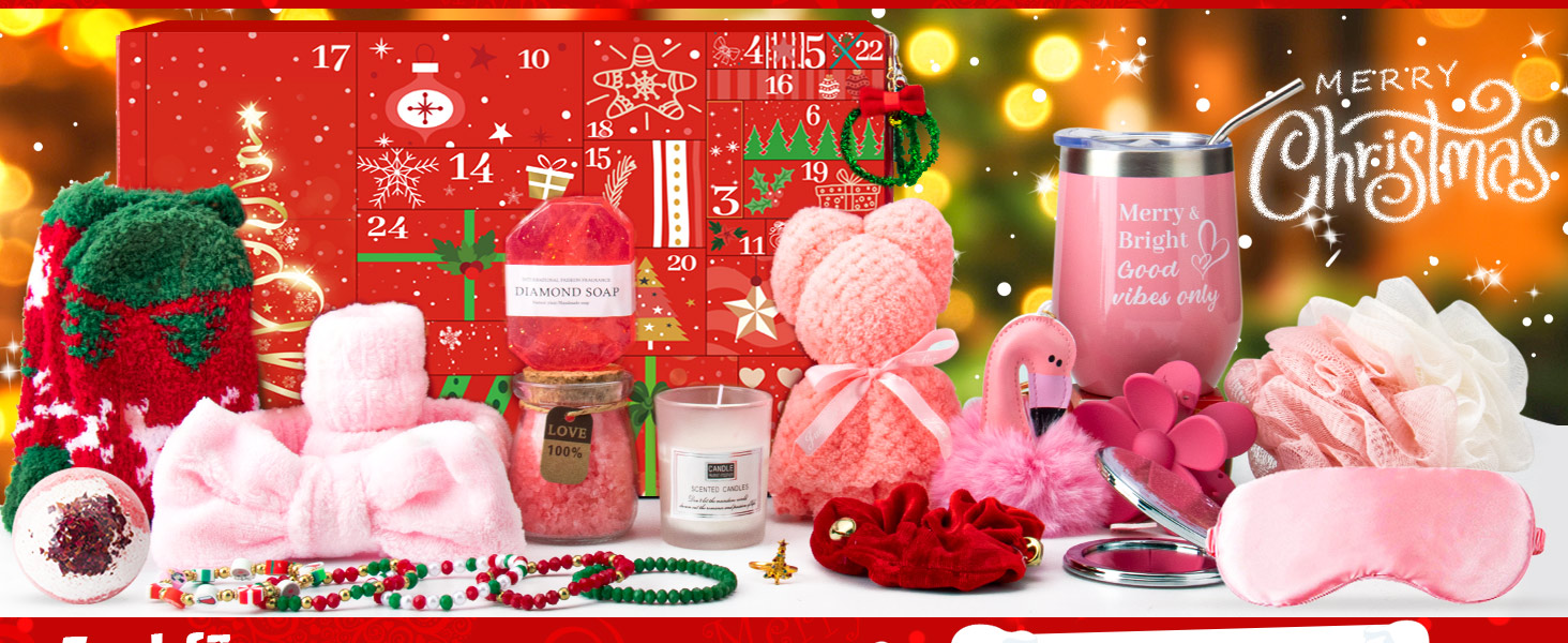 Espositore festivo con articoli da regalo rosa e rossi, candele e decorazioni natalizie disposte su uno sfondo con luci bokeh e motivi a fiocchi di neve.