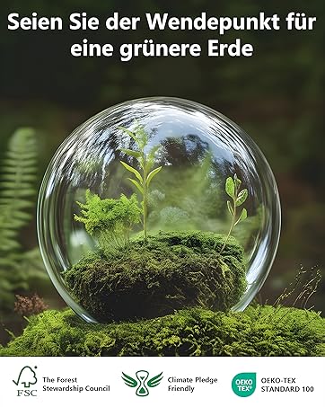 Glaskugel mit kleinen Pflanzen auf Moos, umgeben von Farnen. Der obige Text in deutscher Sprache fördert das Umweltbewusstsein. Unten sind die Logos für FSC, Climate Pledge Friendly und OEKO-TEX
