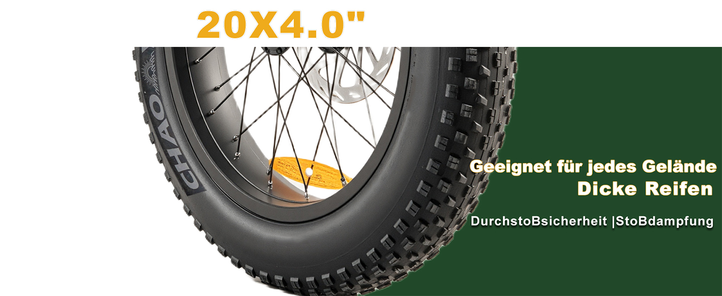 Nahaufnahme eines Fahrradrads mit fetten Reifen, 20x4,0 Zoll groß. Der Reifen hat ein aggressives Laufflächenmuster, das für Offroad-Gelände geeignet ist. Gelber Text weist darauf hin, dass er für den Einsatz im Gelände konzipiert ist.