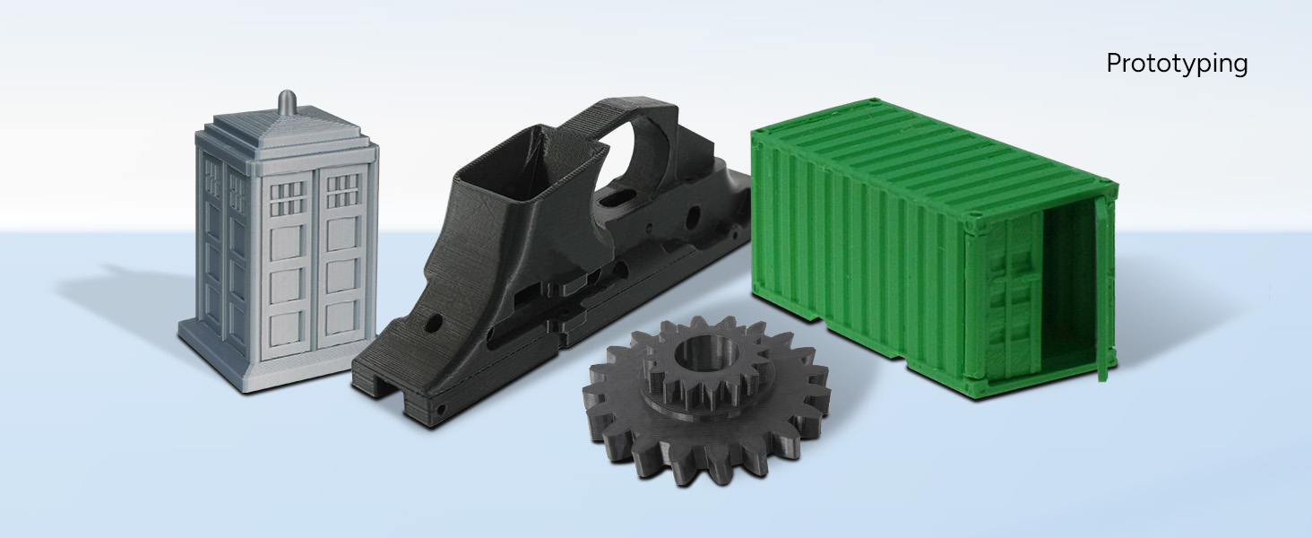 Le texte se lit comme suit : « Image 6 ». Trois objets rendus en 3D : une cabine de police bleue, un véhicule ou un navire noir et un conteneur d'expédition vert sur une surface blanche.