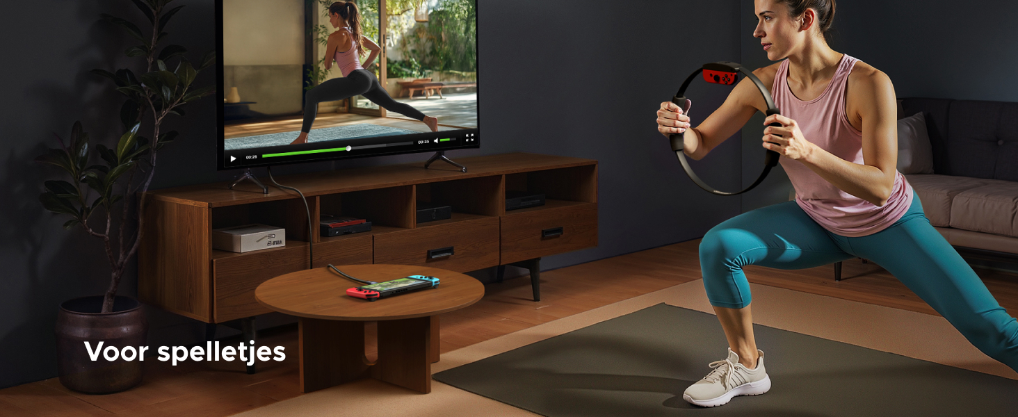 Frau trainiert mit Widerstandsband im Wohnzimmer. Der Fernseher auf einer Holzkonsole zeigt Fitnessinhalte an. Der Text „Voor spelletjes“ ist auf dem Konsolenregal