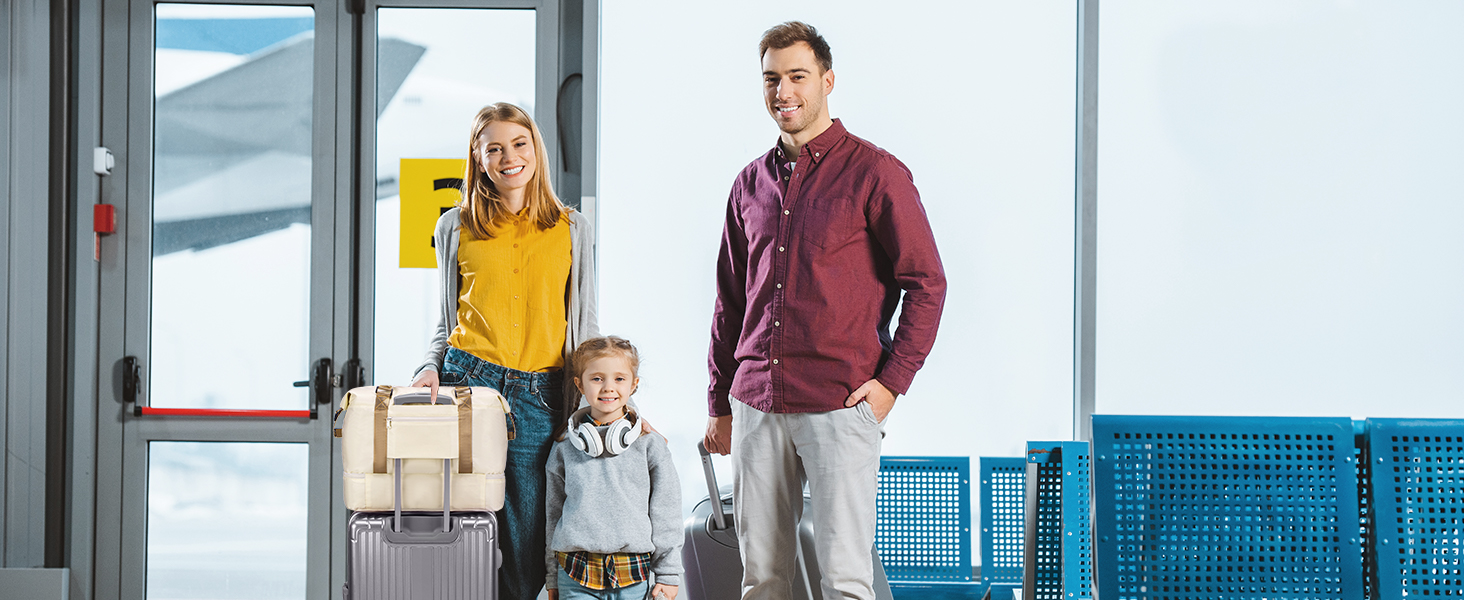 Scène intérieure montrant des unités de rangement ou des casiers industriels bleus sur des murs blancs dans ce qui semble être un cadre commercial ou institutionnel.