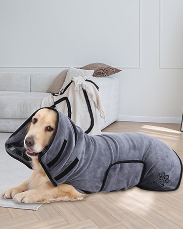 PETTOM 2 Pcs Dog Towel Quick Drying Absorbent Microfiber Dog Towel Artero, Bath Towels with Pockets for Small, Medium and Large Dogs, 90 x 50 cm 23 Perro que lleva una bata de secado de microfibra gris con capucha. La bata cubre el cuerpo del perro y tiene un diseño de huellas